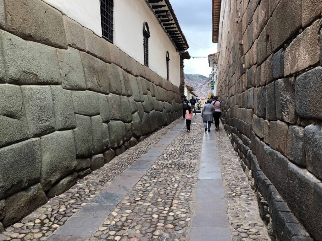 12角の石、ペルー、旅行記、レインボーマウンテン、クスコ、アルマス広場、教会、うどん屋、慕情さん、BOJOSAN